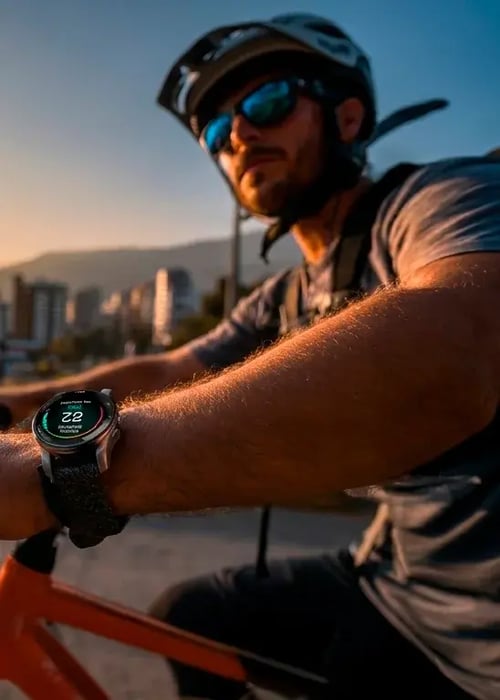 Hombre revisando su reloj inteligente