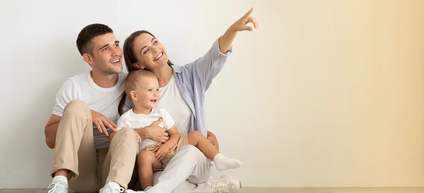Familia feliz protegida por Optimus de Saludsa