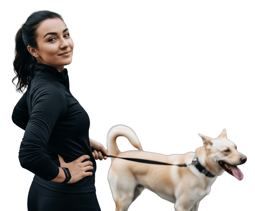 chica paseando su perro feliz